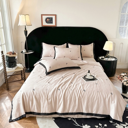 91家纺网 家纺一手货源 找家纺 芯贝儿 2025新款法式轻奢风水洗真丝夏被四件套天丝绣花四件套 蝴蝶结爱心-香槟色