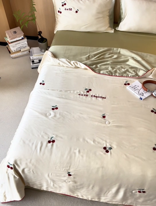 91家纺网 家纺一手货源 找家纺 安莱生活 2024新款莱赛尔天丝绣花夏被四件套-萌神系列 夏被-车厘子