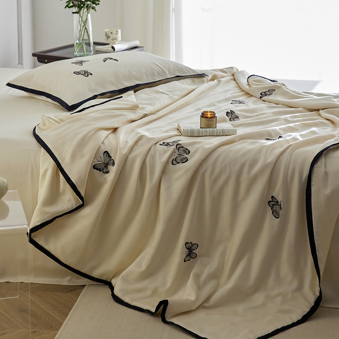 91家纺网 家纺一手货源 找家纺 安莱生活 2024新款莱赛尔天丝绣花夏被四件套-宽边系列 夏被-秘境黑蝶