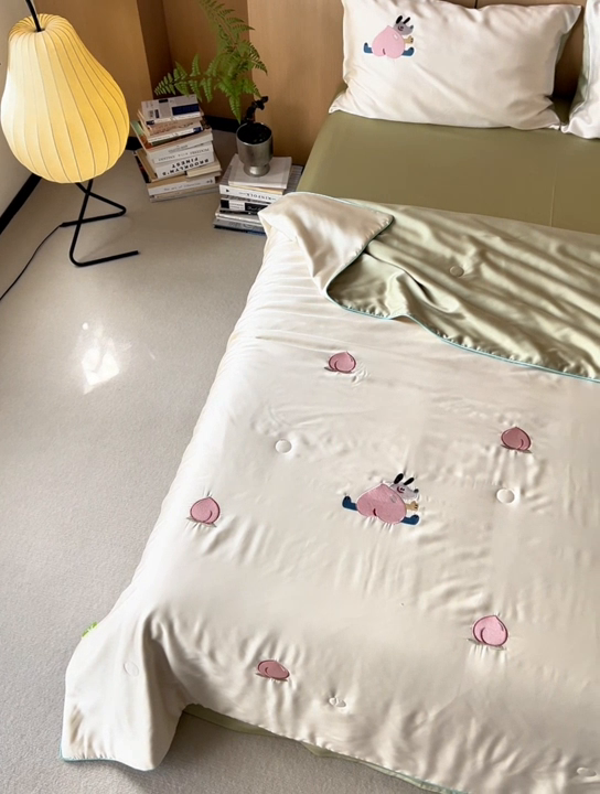 91家纺网 家纺一手货源 找家纺 安莱生活 2024新款莱赛尔天丝绣花夏被四件套-萌神系列 夏被-蜜桃狗