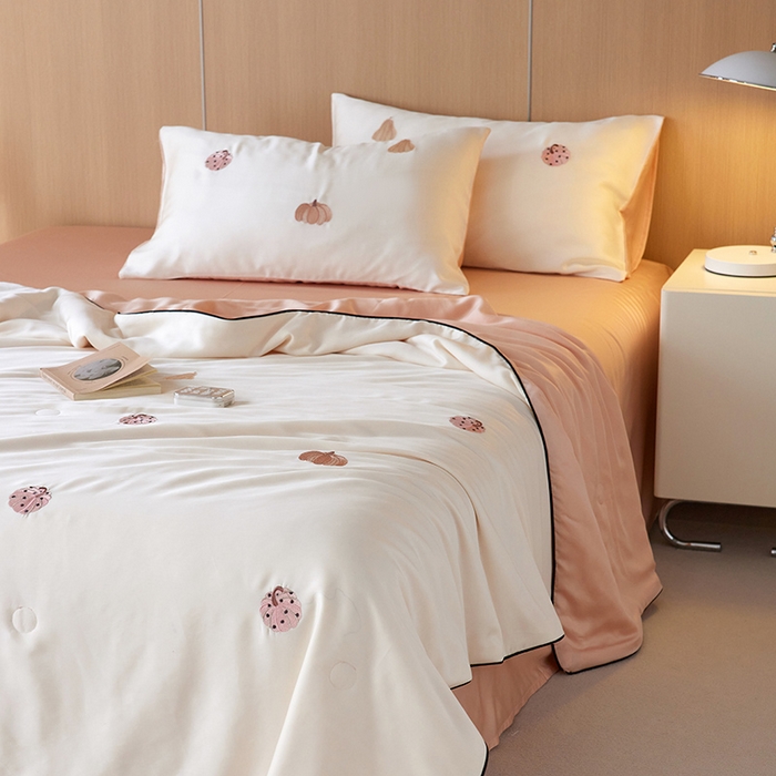 91家纺网 家纺一手货源 找家纺 安莱生活 2024新款莱赛尔天丝绣花夏被四件套-萌神系列 夏被-草间南瓜