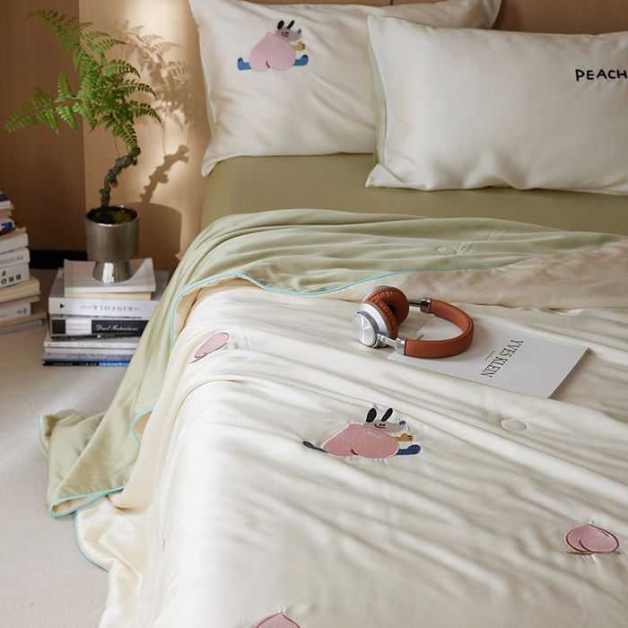 91家纺网 家纺一手货源 找家纺 安莱生活 2024新款莱赛尔天丝绣花夏被四件套-萌神系列 夏被-蜜桃狗