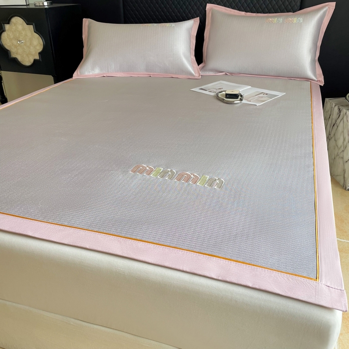 91家纺网 家纺一手货源 找家纺 慕尚家纺 2025新款凉感冰丝大牌miumiu凉席三件套 miu 淡紫