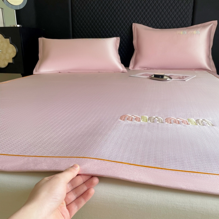 91家纺网 家纺一手货源 找家纺 慕尚家纺 2025新款凉感冰丝大牌miumiu凉席三件套 miu  粉