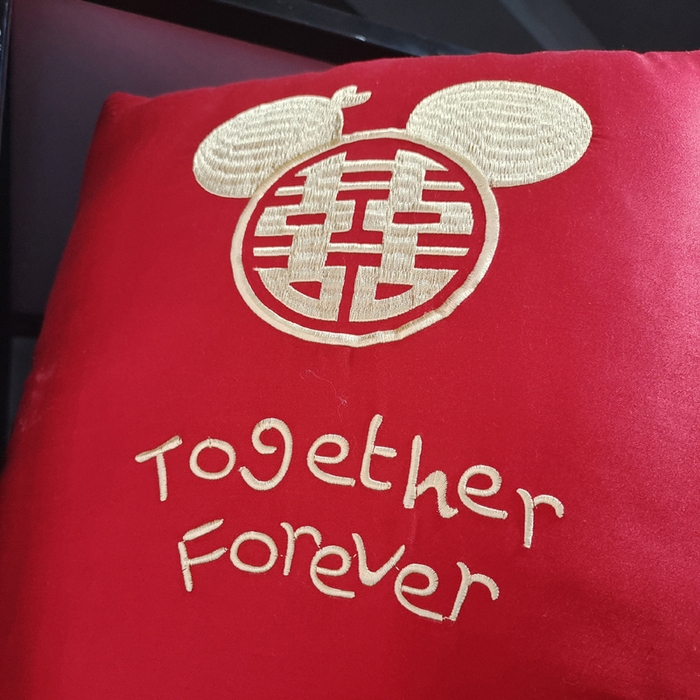 91家纺网 家纺一手货源 找家纺 澜屿 全棉100支婚庆大红刺绣抱枕