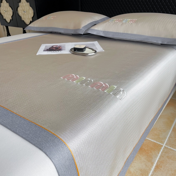 91家纺网 家纺一手货源 找家纺 慕尚家纺 2025新款凉感冰丝大牌miumiu凉席三件套 miu 香槟金