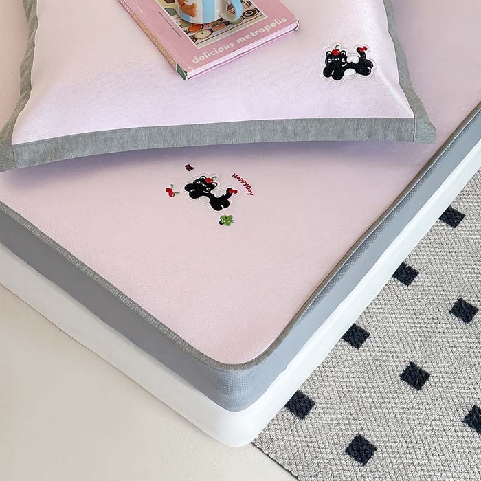 91家纺网 家纺一手货源 找家纺 昔可家纺 2024新款A类900D纯色绣花床笠款冰丝席 樱桃黑猫