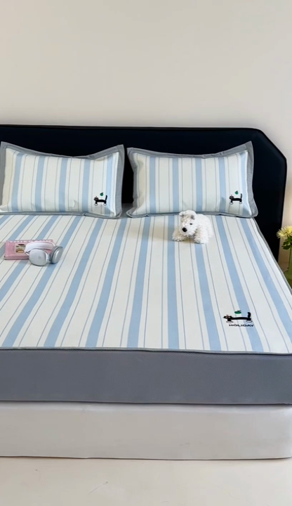 91家纺网 家纺一手货源 找家纺 昔可家纺 2024新款A类900D数码印花刺绣床笠款冰丝席 蓝条熊猫