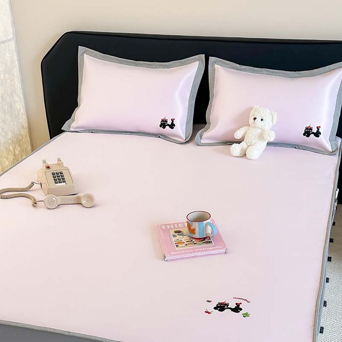 91家纺网 家纺一手货源 找家纺 昔可家纺 2024新款A类900D纯色绣花床笠款冰丝席 樱桃黑猫