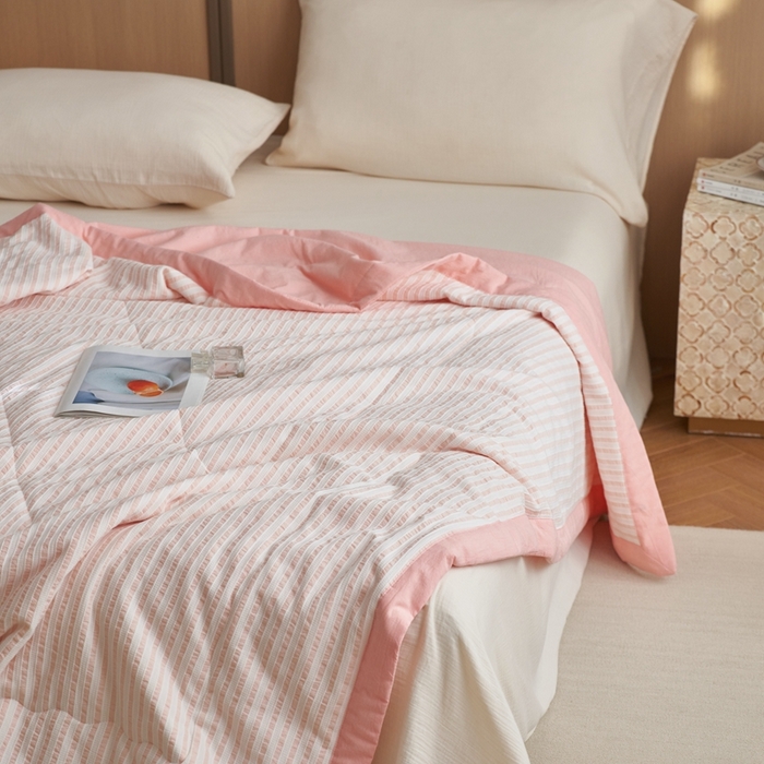 91家纺网 家纺一手货源 找家纺 安莱生活 2024新款水洗色织锦瑟夏被 锦瑟-嫩粉