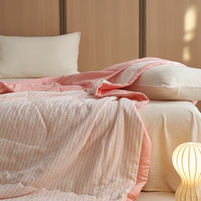 91家纺网 家纺一手货源 找家纺 安莱生活 2024新款水洗色织锦瑟夏被 锦瑟-嫩粉