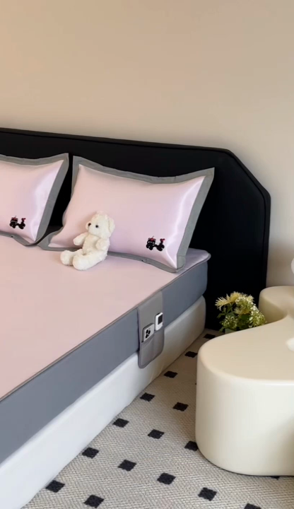 91家纺网 家纺一手货源 找家纺 昔可家纺 2024新款A类900D纯色绣花床笠款冰丝席 樱桃黑猫