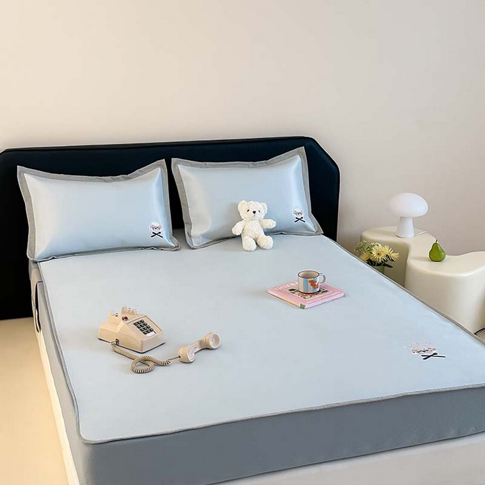 91家纺网 家纺一手货源 找家纺 昔可家纺 2024新款A类900D纯色绣花床笠款冰丝席 蝴蝶结泰迪