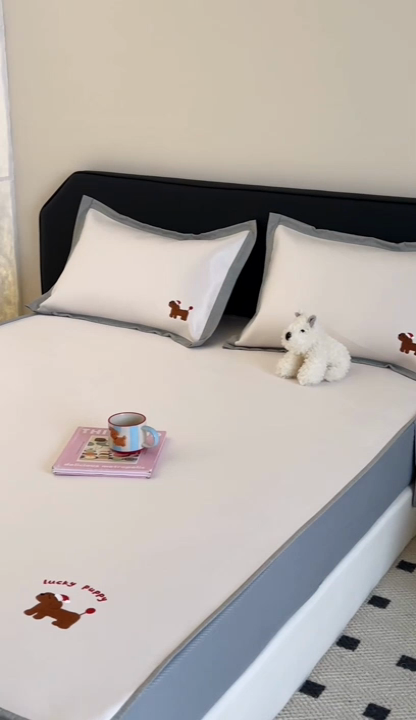 91家纺网 家纺一手货源 找家纺 昔可家纺 2024新款A类900D纯色绣花床笠款冰丝席 幸运狗狗