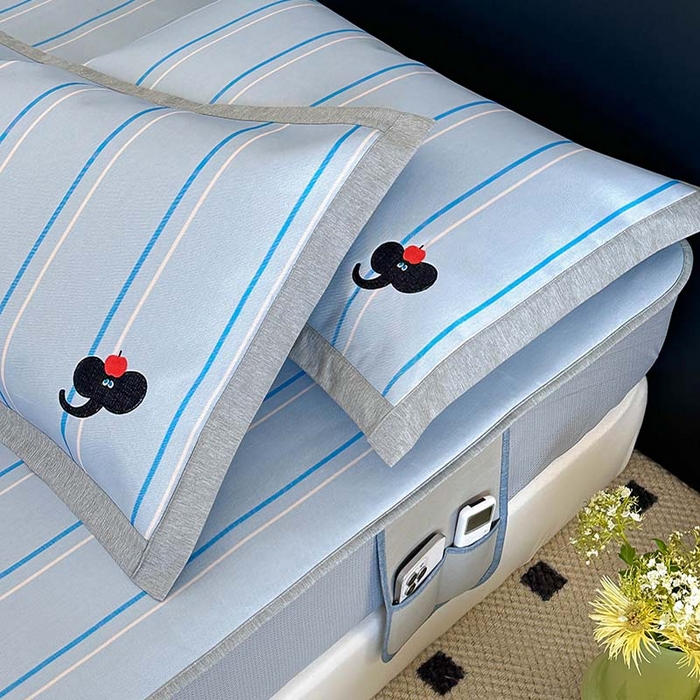 91家纺网 家纺一手货源 找家纺 昔可家纺 2024新款A类900D数码印花刺绣床笠款冰丝席 蓝条小象