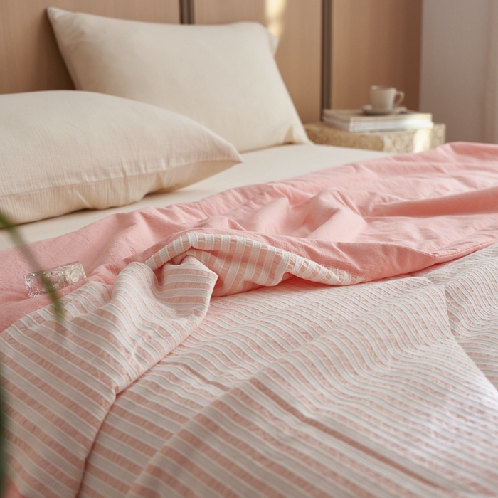 91家纺网 家纺一手货源 找家纺 安莱生活 2024新款水洗色织锦瑟夏被 锦瑟-嫩粉