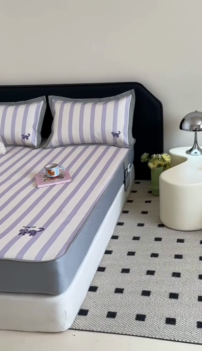 91家纺网 家纺一手货源 找家纺 昔可家纺 2024新款A类900D数码印花刺绣床笠款冰丝席 波点紫猫