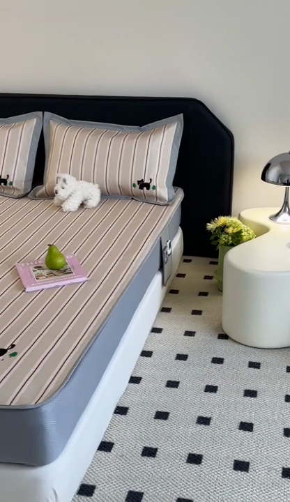 91家纺网 家纺一手货源 找家纺 昔可家纺 2024新款A类900D数码印花刺绣床笠款冰丝席条纹猫咪