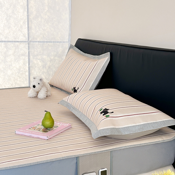 91家纺网 家纺一手货源 找家纺 昔可家纺 2024新款A类900D数码印花刺绣床笠款冰丝席条纹猫咪