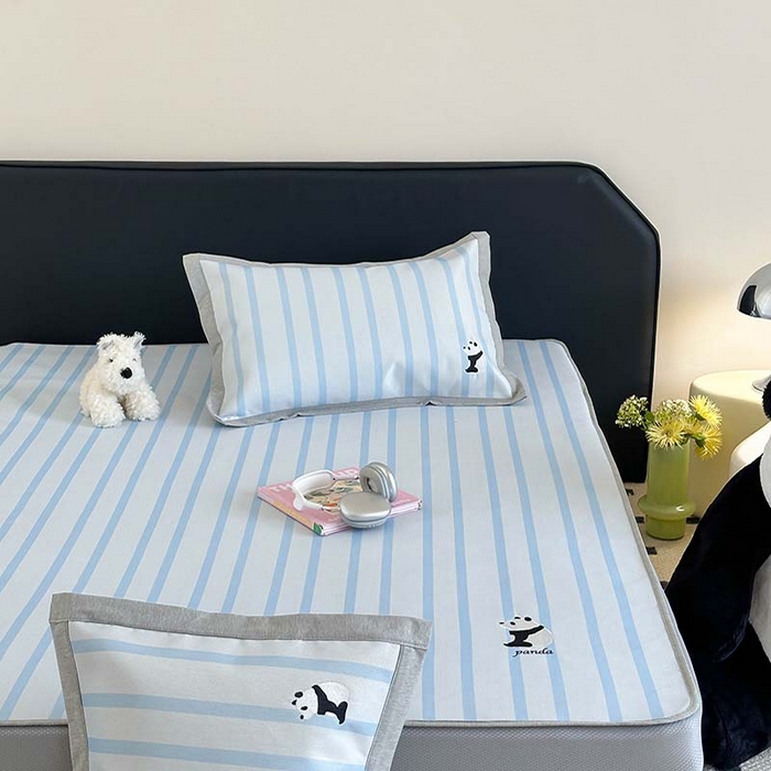 91家纺网 家纺一手货源 找家纺 昔可家纺 2024新款A类900D数码印花刺绣床笠款冰丝席 蓝条熊猫