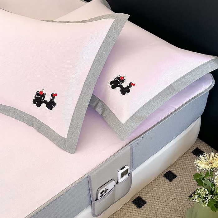 91家纺网 家纺一手货源 找家纺 昔可家纺 2024新款A类900D纯色绣花床笠款冰丝席 樱桃黑猫