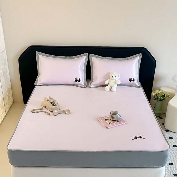 91家纺网 家纺一手货源 找家纺 昔可家纺 2024新款A类900D纯色绣花床笠款冰丝席 樱桃黑猫