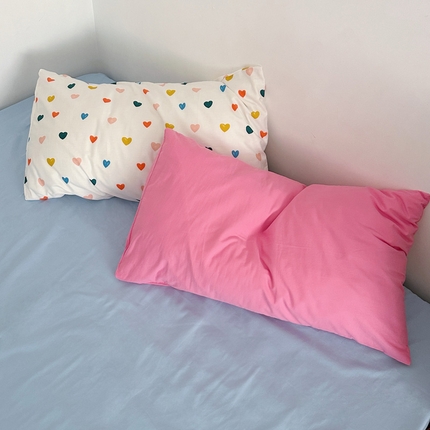 91家纺网 家纺一手货源 找家纺 艾沁家纺 2024新款13372全棉印花枕套 爱心