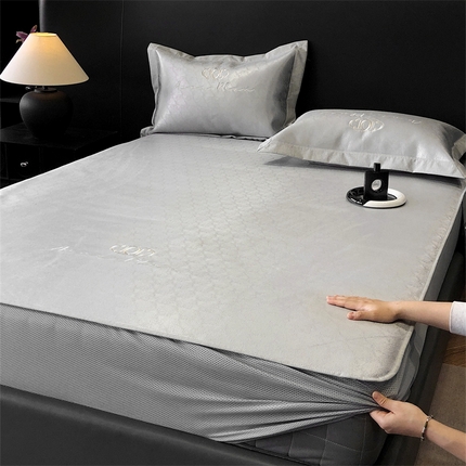 91家纺网 家纺一手货源 找家纺 三味舒屋 2025新款凉感抗菌防螨刺绣冰丝席（新升级7A抗菌）--艾斯 艾斯灰-床笠款