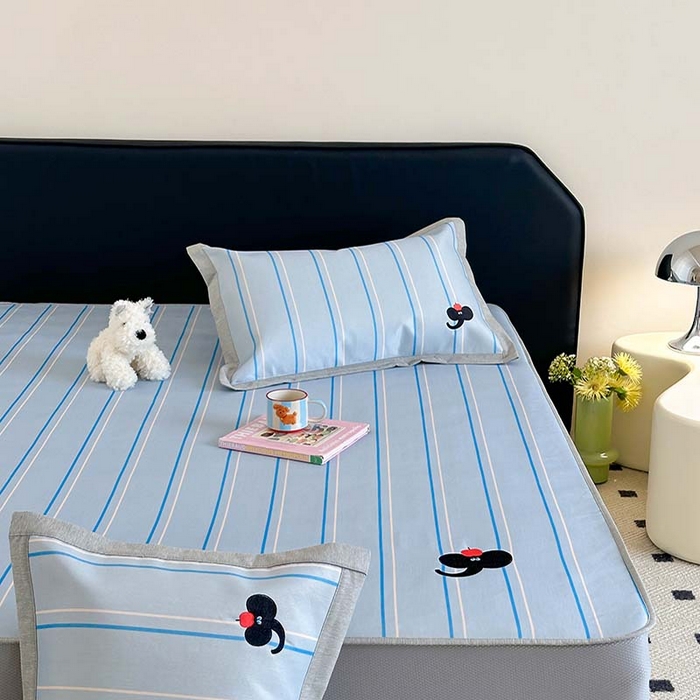 91家纺网 家纺一手货源 找家纺 昔可家纺 2024新款A类900D数码印花刺绣床笠款冰丝席 蓝条小象