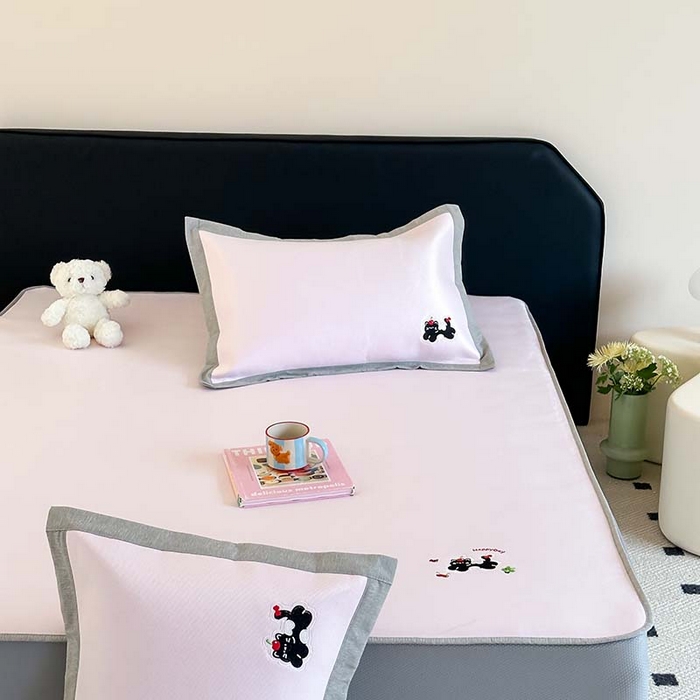 91家纺网 家纺一手货源 找家纺 昔可家纺 2024新款A类900D纯色绣花床笠款冰丝席 樱桃黑猫