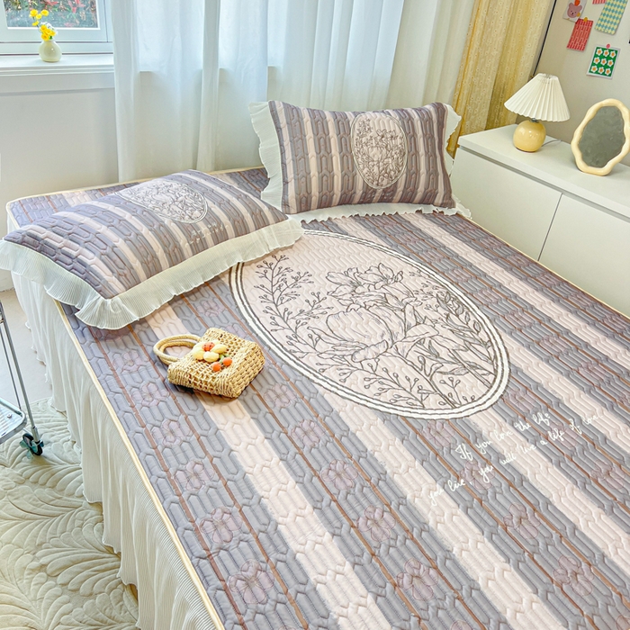 91家纺网 家纺一手货源 找家纺 慕澄家纺 2024新款大版印花床裙款乳胶凉席-凉席三件套 小苍兰