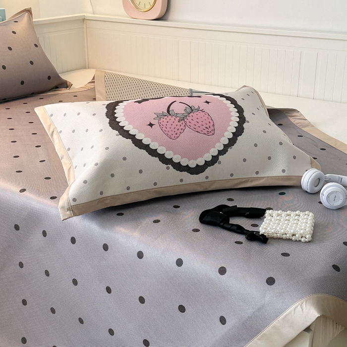 91家纺网 家纺一手货源 找家纺 昔可家纺 2024新款高端数码印花养生冰藤席波点大版枕套系列 灰波点