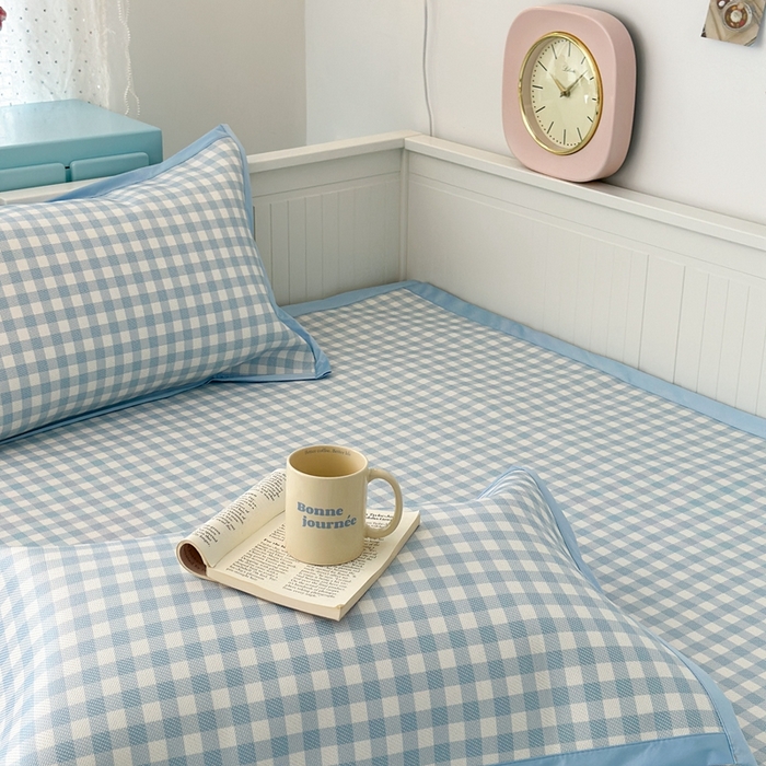 91家纺网 家纺一手货源 找家纺 昔可家纺 2024新款高端数码印花养生冰藤席--简约系列 蓝格子