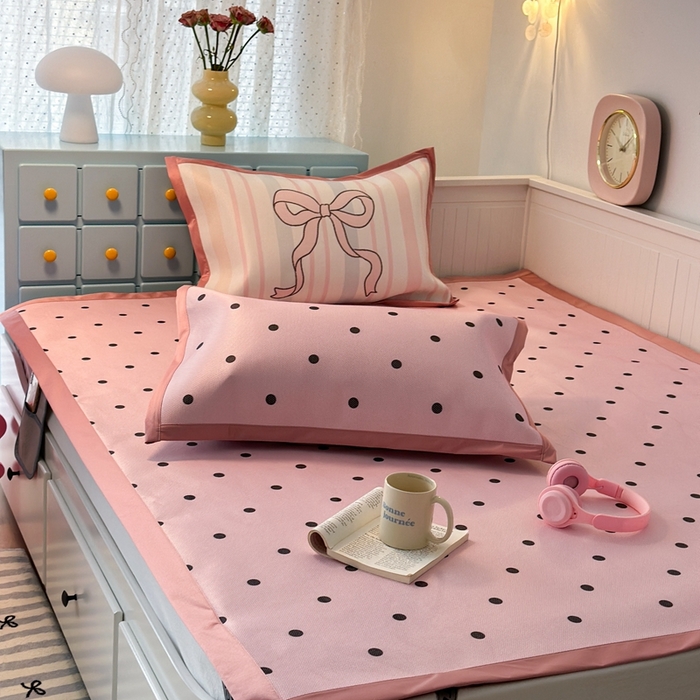 91家纺网 家纺一手货源 找家纺 昔可家纺 2024新款高端数码印花养生冰藤席波点大版枕套系列 粉波点