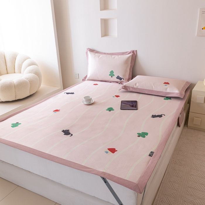 91家纺网 家纺一手货源 找家纺 本希家居 2024新款花漾清新系列高端可水洗冰丝席 游戏小猫咪平席