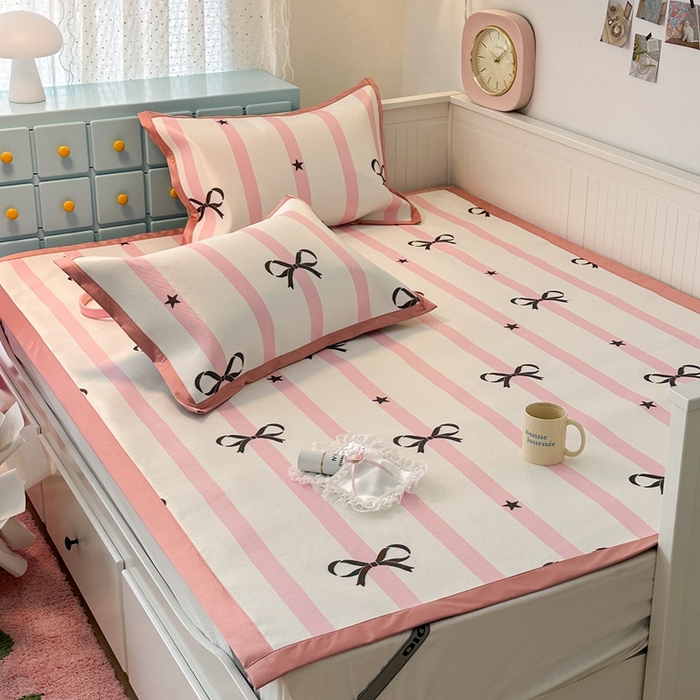 91家纺网 家纺一手货源 找家纺 昔可家纺 2024新款高端数码印花养生冰藤席--卡通系列 粉条星星蝴蝶结