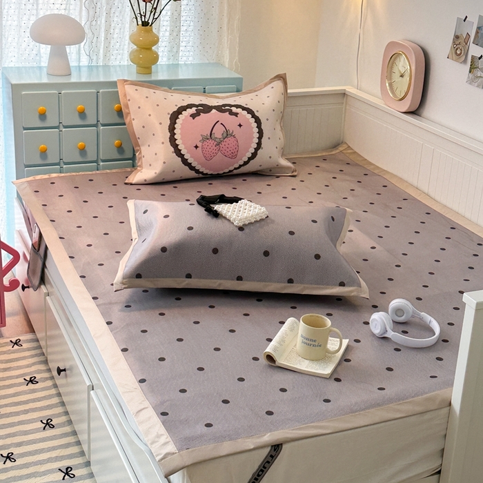 91家纺网 家纺一手货源 找家纺 昔可家纺 2024新款高端数码印花养生冰藤席波点大版枕套系列 灰波点