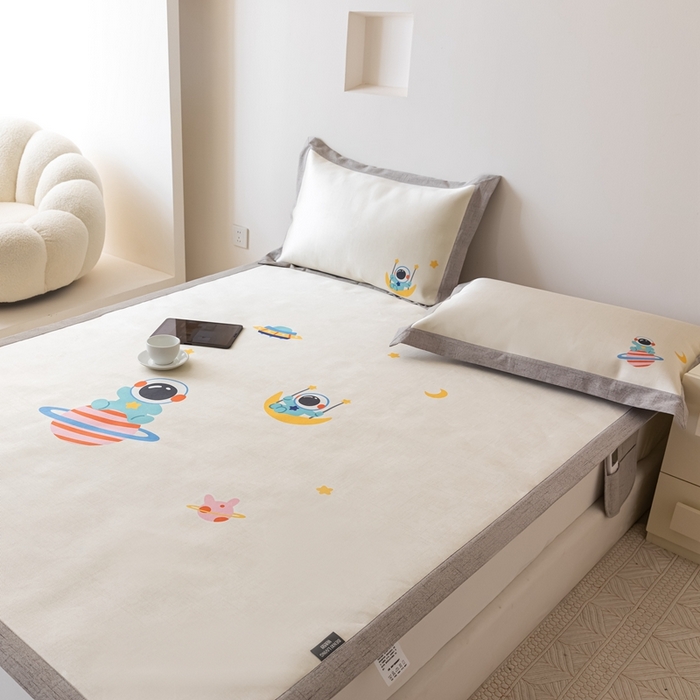 91家纺网 家纺一手货源 找家纺 本希家居 2024新款花漾清新系列高端可水洗冰丝席 自由宇航员平席