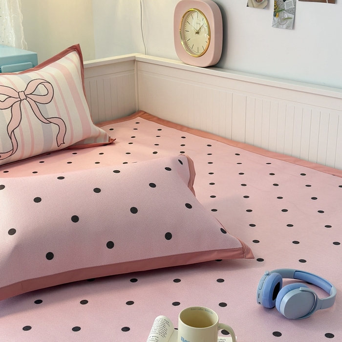 91家纺网 家纺一手货源 找家纺 昔可家纺 2024新款高端数码印花养生冰藤席波点大版枕套系列 粉波点