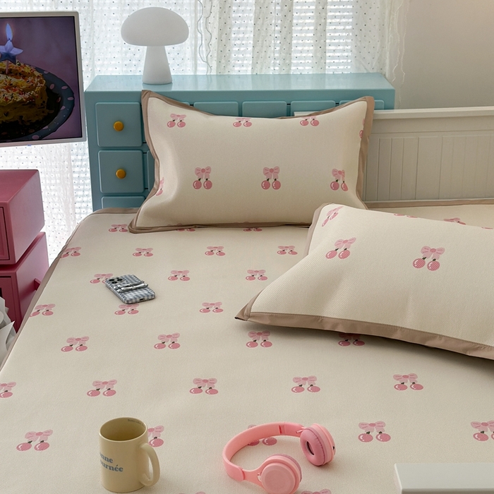 91家纺网 家纺一手货源 找家纺 昔可家纺 2024新款高端数码印花养生冰藤席--卡通系列 粉蝴蝶结樱桃