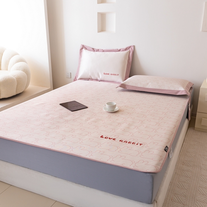 91家纺网 家纺一手货源 找家纺 本希家居 2024新款花漾清新系列高端可水洗冰丝席 小小兔床笠