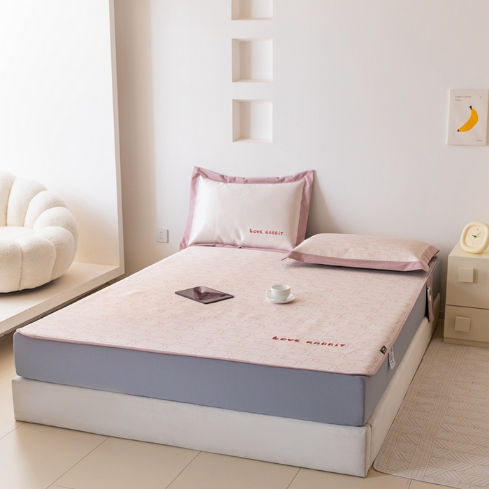 91家纺网 家纺一手货源 找家纺 本希家居 2024新款花漾清新系列高端可水洗冰丝席 小小兔床笠