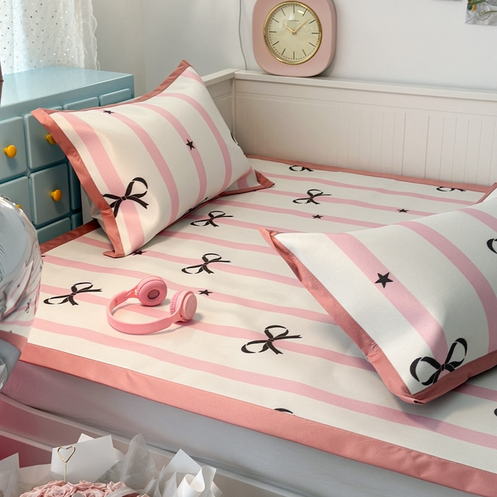 91家纺网 家纺一手货源 找家纺 昔可家纺 2024新款高端数码印花养生冰藤席--卡通系列 粉条星星蝴蝶结