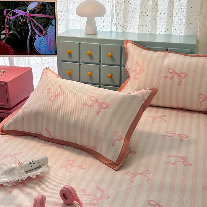 91家纺网 家纺一手货源 找家纺 昔可家纺 2024新款高端数码印花养生冰藤席--卡通系列 条纹丝带蝴蝶结