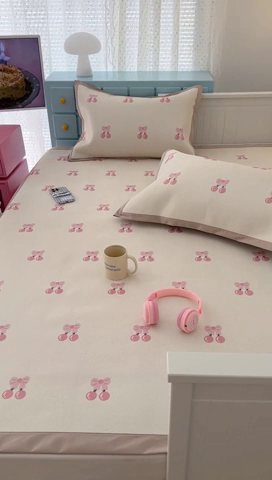 91家纺网 家纺一手货源 找家纺 昔可家纺 2024新款高端数码印花养生冰藤席--卡通系列 粉蝴蝶结樱桃