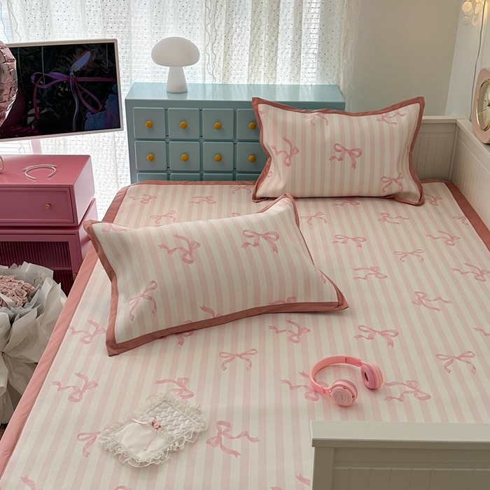 91家纺网 家纺一手货源 找家纺 昔可家纺 2024新款高端数码印花养生冰藤席--卡通系列 条纹丝带蝴蝶结