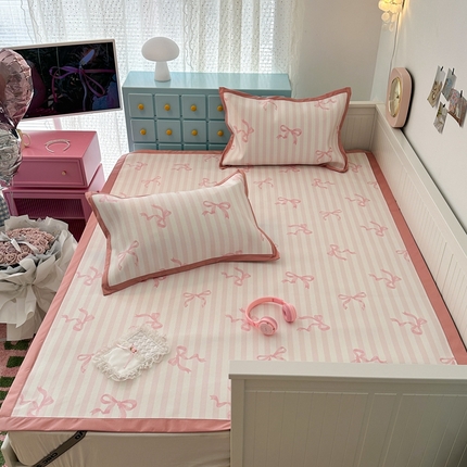 91家纺网 家纺一手货源 找家纺 昔可家纺 2024新款高端数码印花养生冰藤席--卡通系列 条纹丝带蝴蝶结