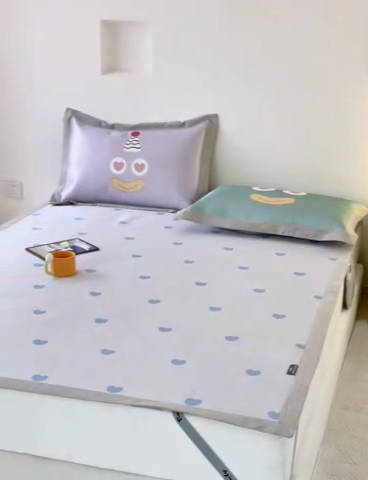 91家纺网 家纺一手货源 找家纺 本希家居 2024新款花漾清新系列高端可水洗冰丝席 淘气爱心平席