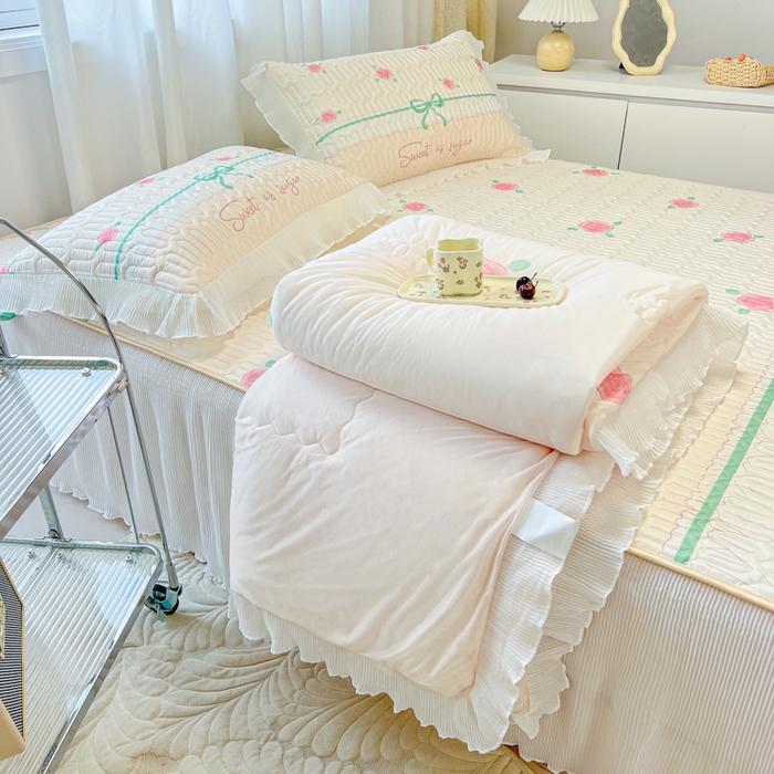 91家纺网 家纺一手货源 找家纺 慕澄家纺 2024新款大版印花乳胶凉席套件-夏被凉席四件套 少女心事