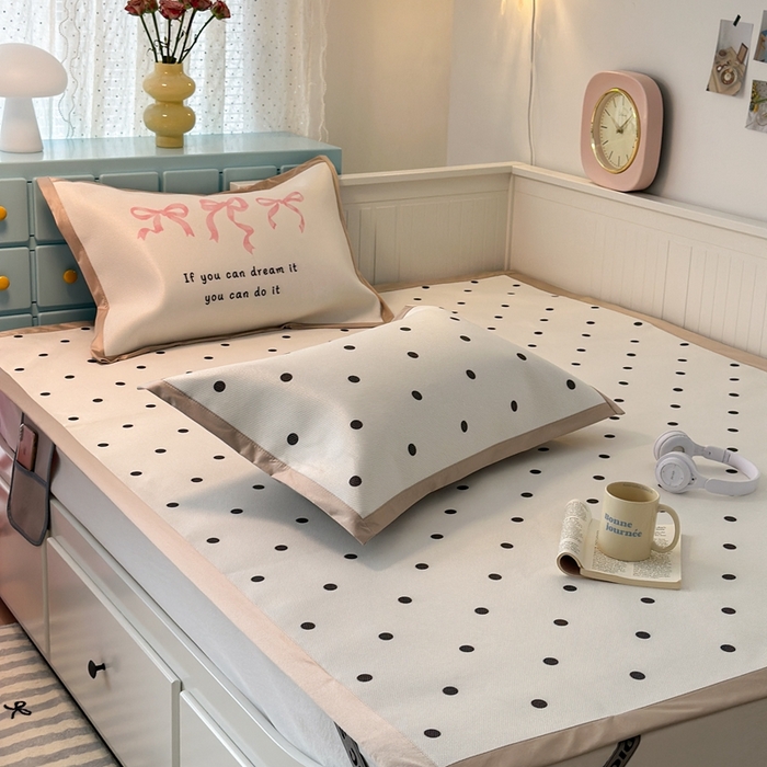 91家纺网 家纺一手货源 找家纺 昔可家纺 2024新款高端数码印花养生冰藤席波点大版枕套系列 白波点